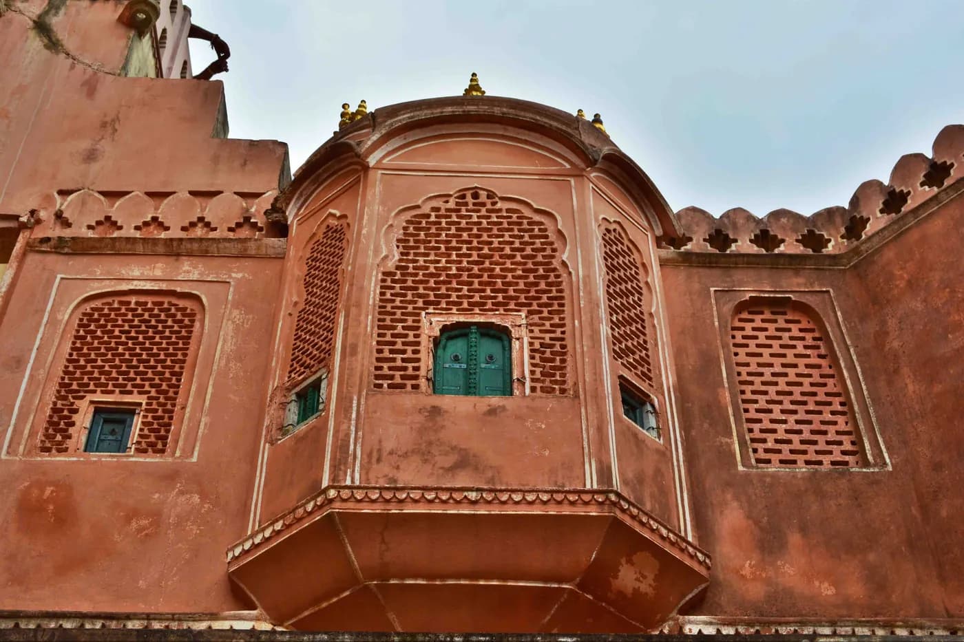 The carved sandstone facade of Hawa Mahal in Jaipur